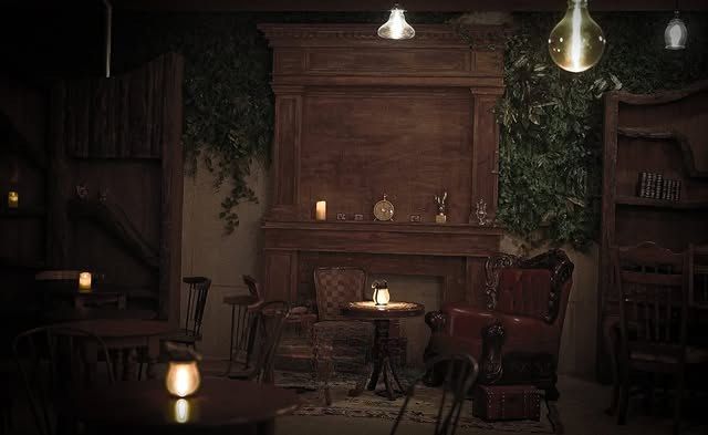 플랜테리어 · 짙은 목재 벽과 초록 식물 벽이 어우러진 라운지, 부산 우암동 카페
